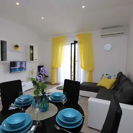 Apartment In Insel Krk 13584 *