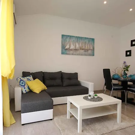 Apartment In Insel Krk 13584 *